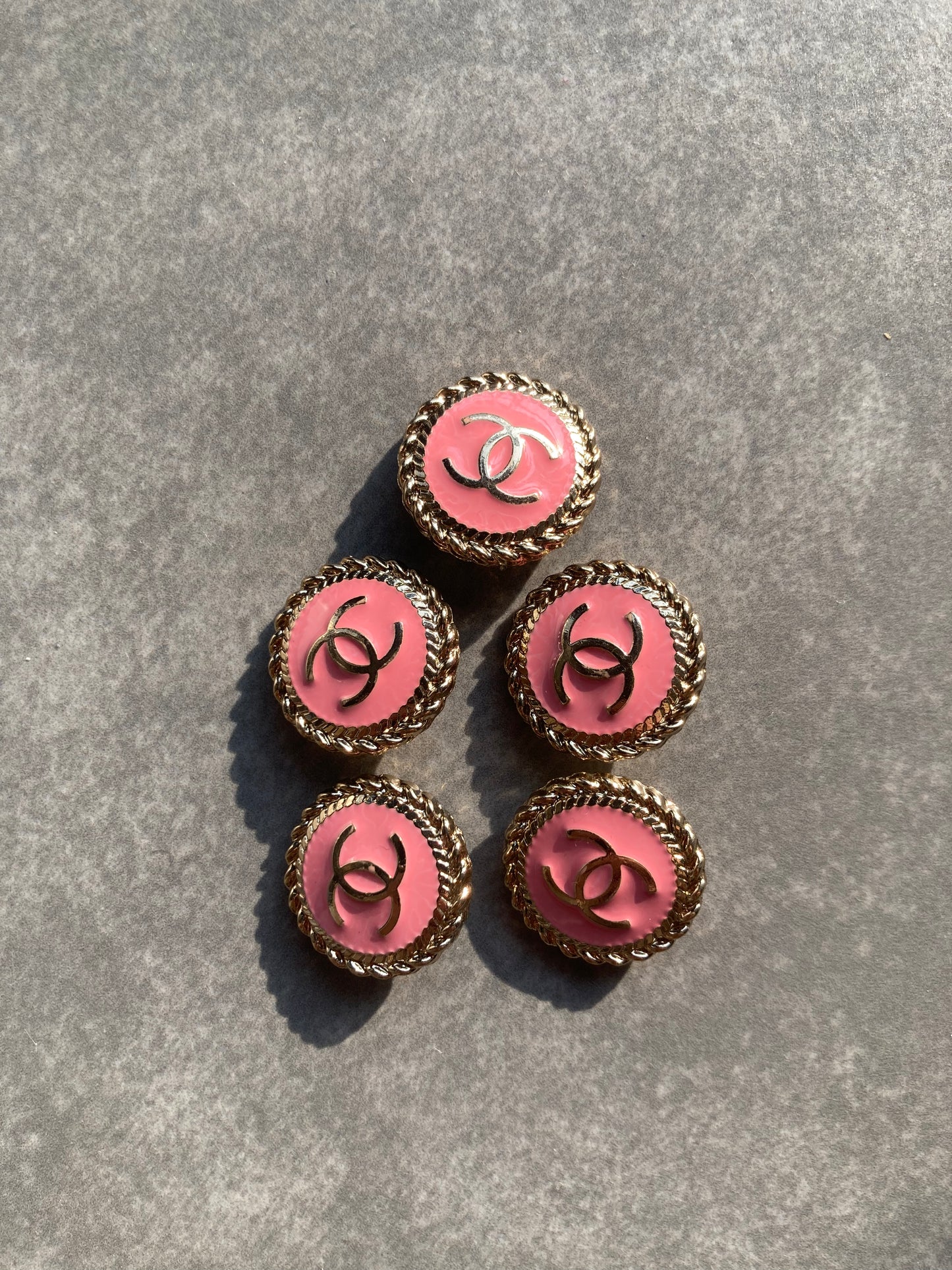 Boutons Chanel roses faits à la main pour vêtements personnalisés