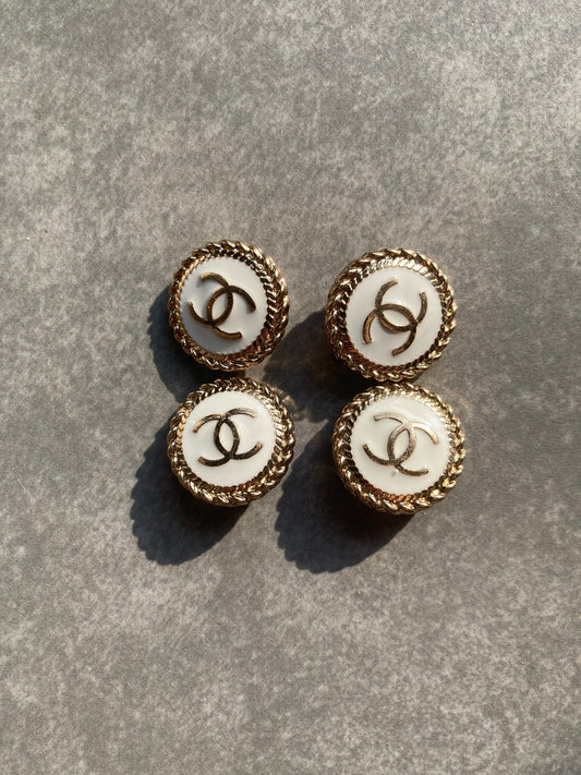 Bouton Chanel blanc de la meilleure qualité pour la couture artisanale et le bricolage