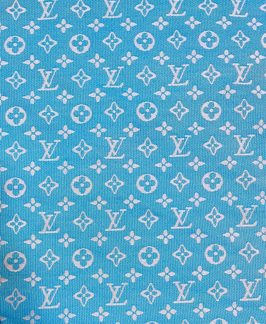 Chemise d'été bleue propre en tissu Louis Vuitton pour travaux manuels faits à la main