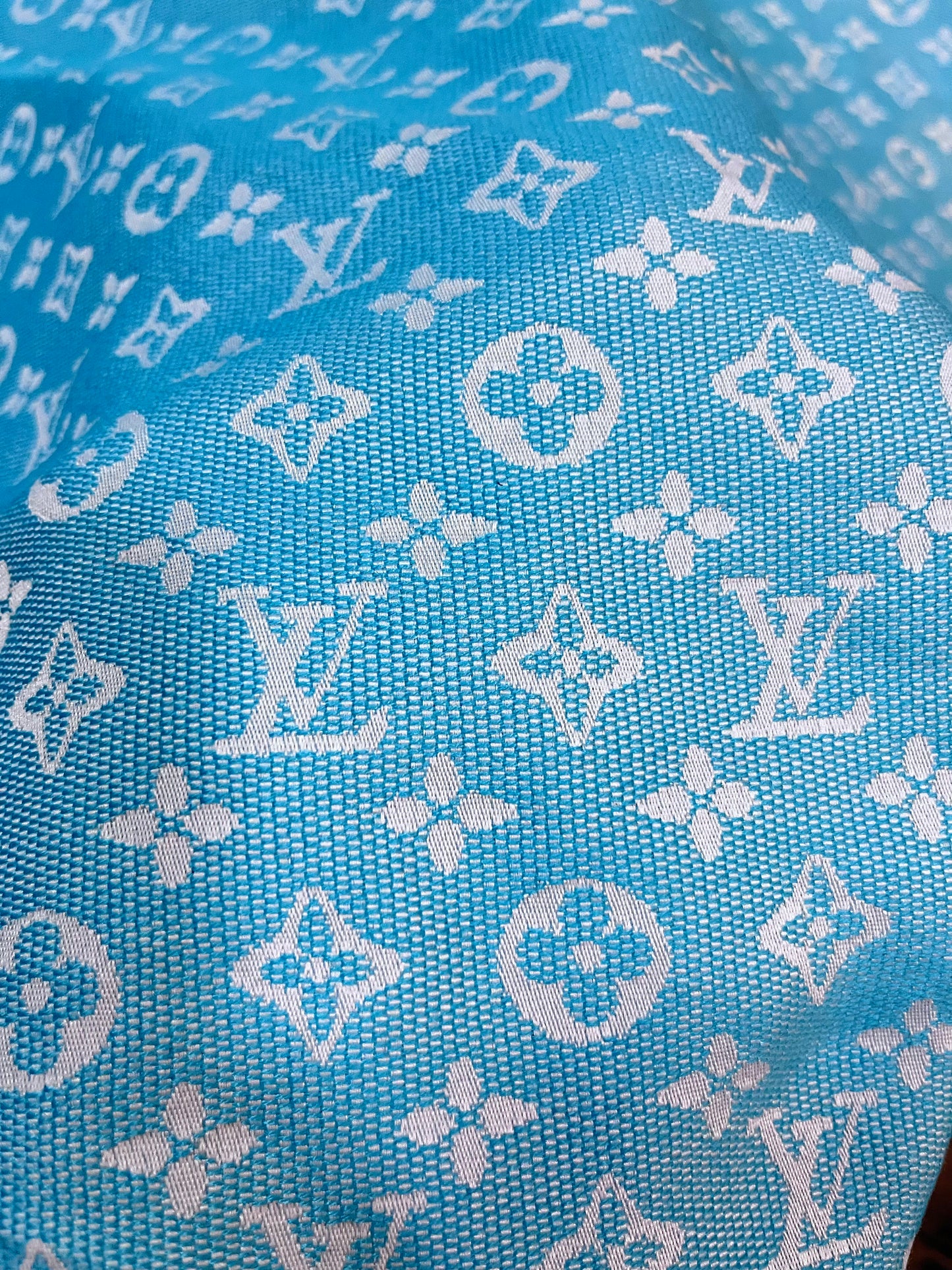 Chemise d'été bleue propre en tissu Louis Vuitton pour travaux manuels faits à la main