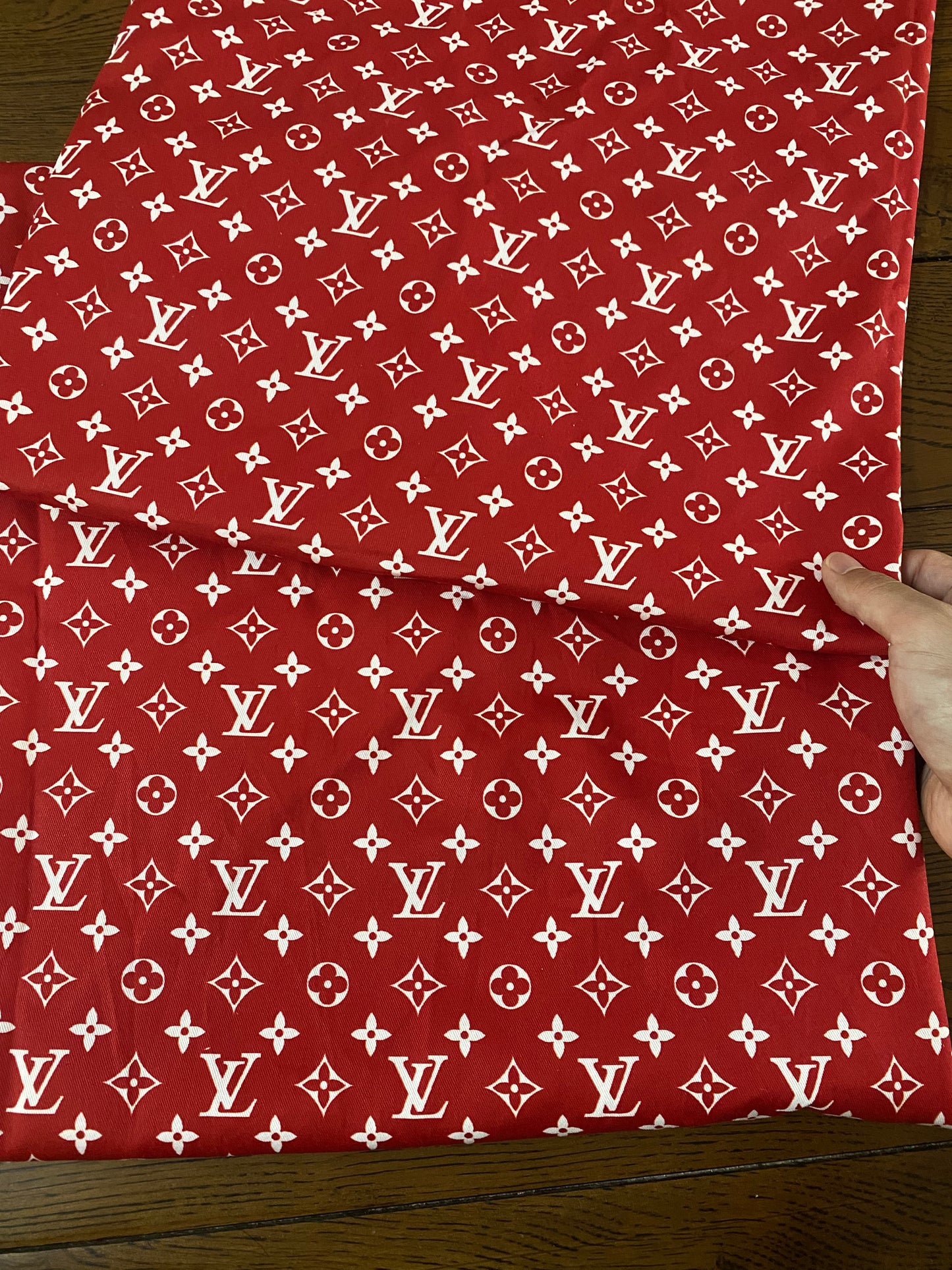 Tissu de chemise de créateur Louis Vuitton Monogram rouge et blanc pour bricolage fait main personnalisé