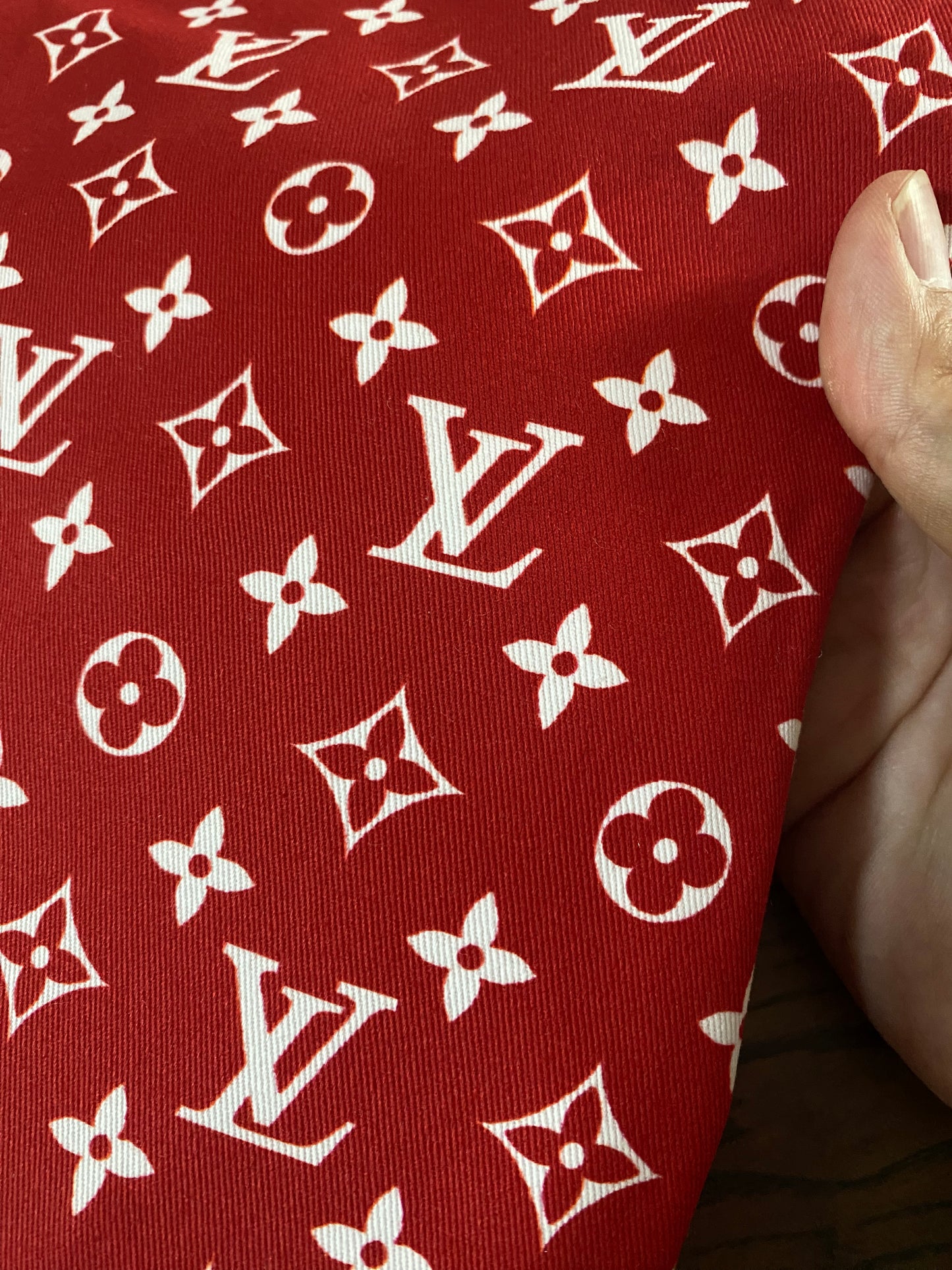 Tissu de chemise de créateur Louis Vuitton Monogram rouge et blanc pour bricolage fait main personnalisé