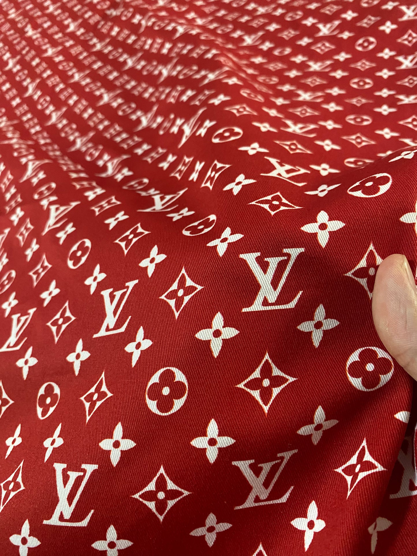 Tissu de chemise de créateur Louis Vuitton Monogram rouge et blanc pour bricolage fait main personnalisé