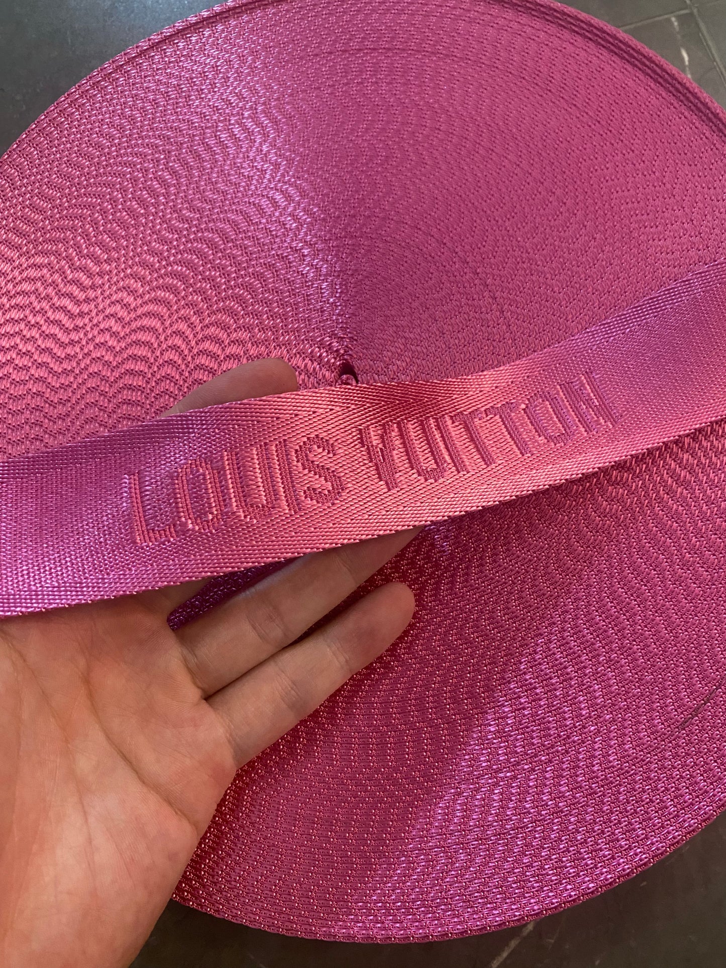 Sangle de sac Louis Vuitton LV rose vif pour rembourrage artisanal fait à la main