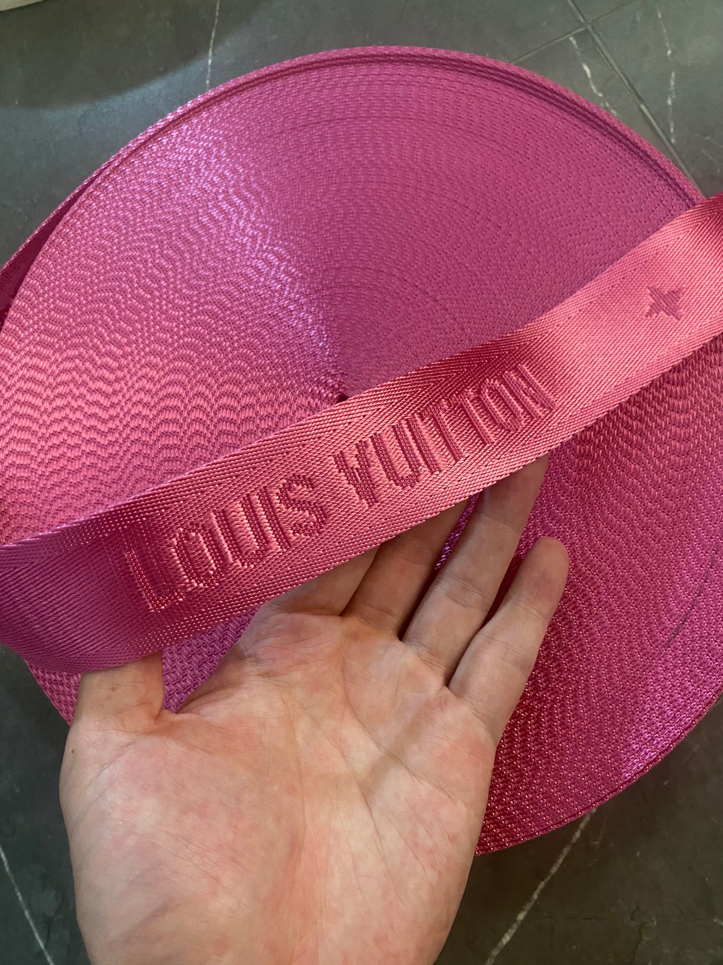 Sangle de sac Louis Vuitton LV rose vif pour rembourrage artisanal fait à la main