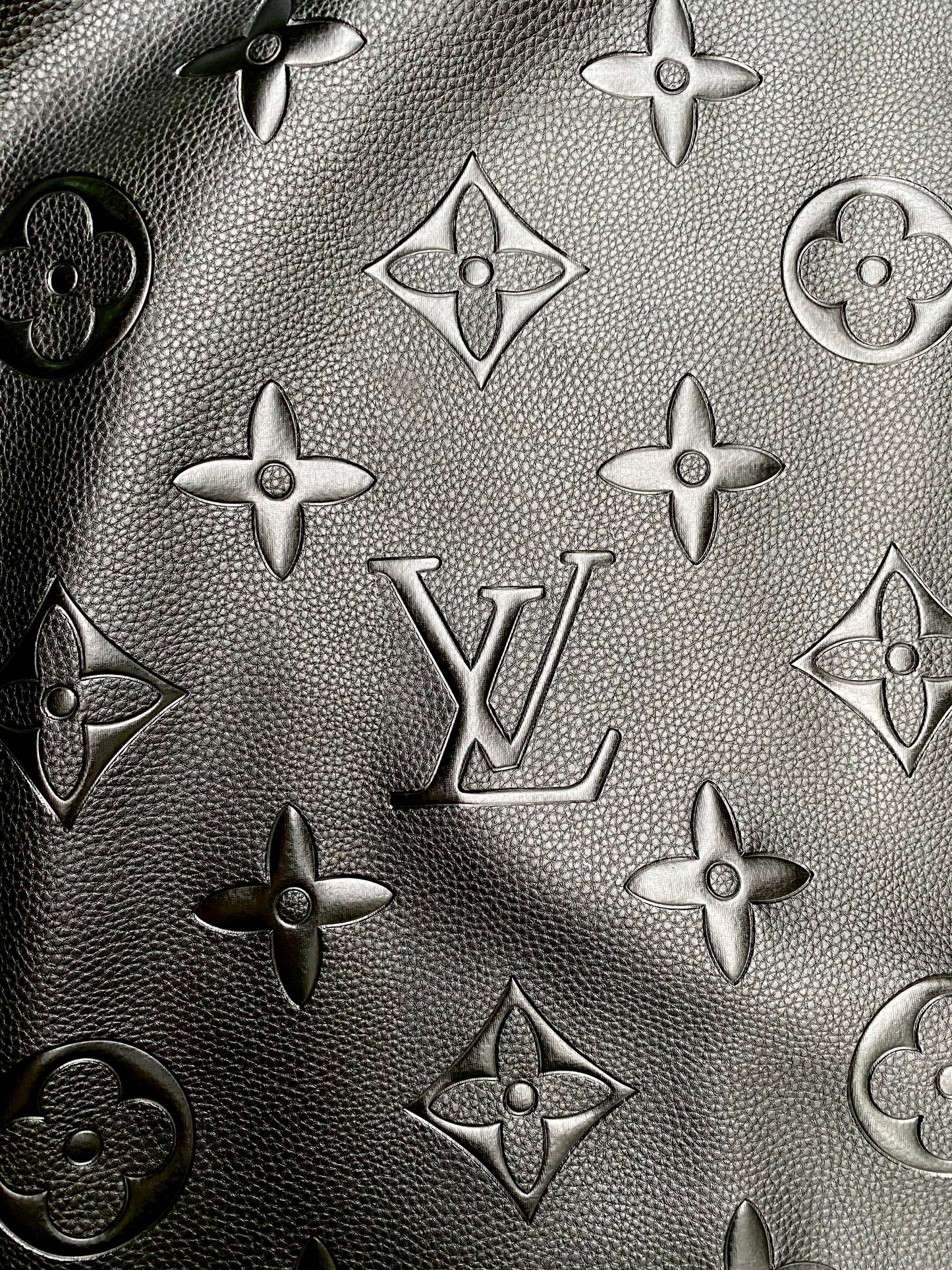 Tissu en cuir souple avec grand monogramme Louis Vuitton pour revêtement de voiture fait à la main