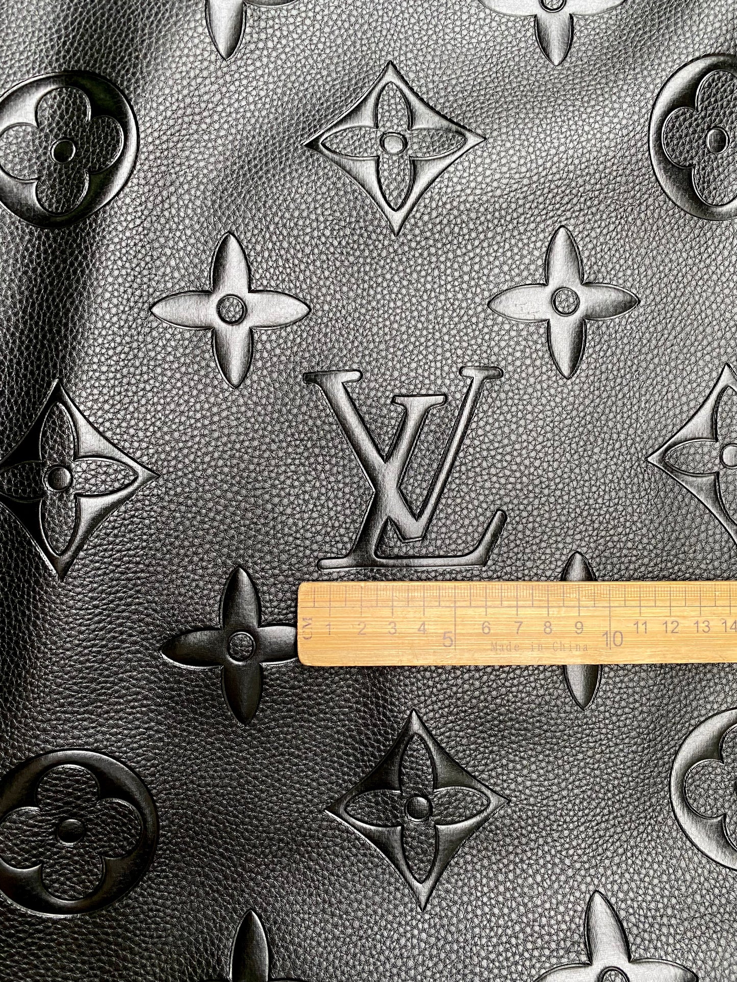 Tissu en cuir souple avec grand monogramme Louis Vuitton pour revêtement de voiture fait à la main