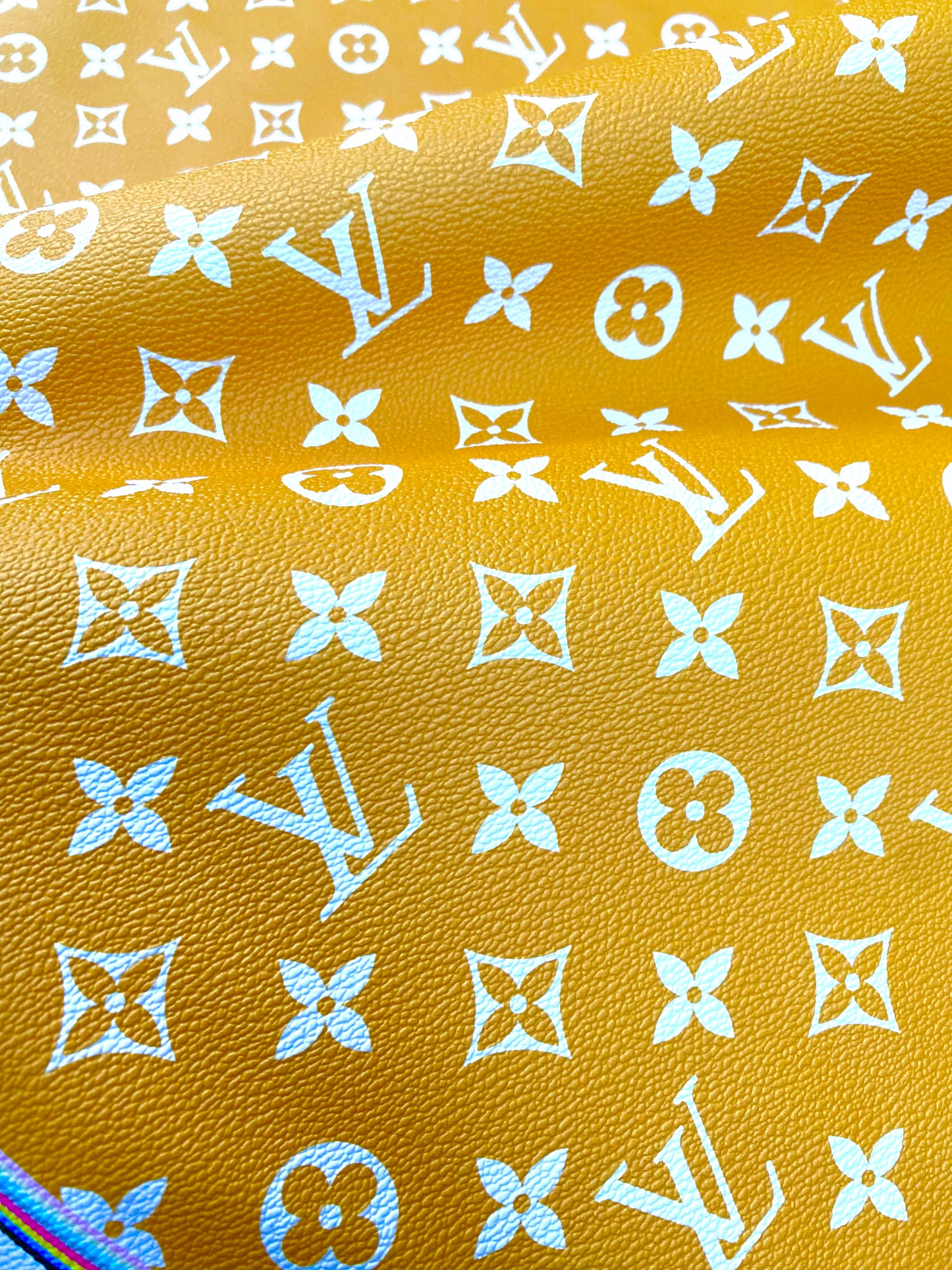 Tissu en cuir monogramme Louis Vuitton LV jaune pour couture artisanale DIY