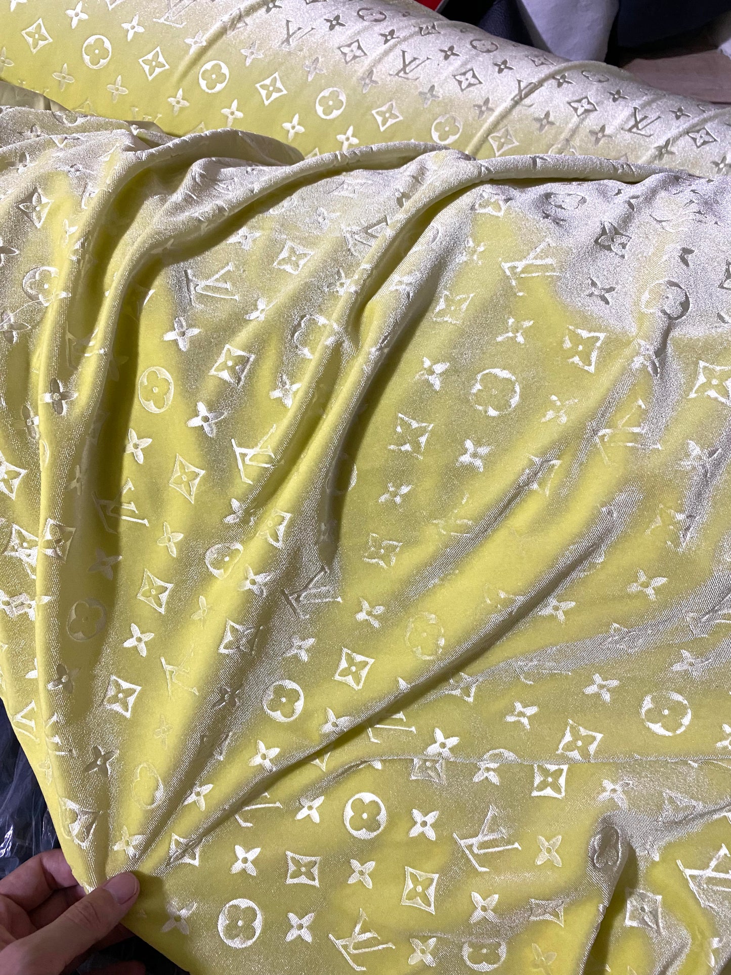 Tissu en velours Louis Vuitton jaune clair LV pour baskets personnalisées, artisanat fait main