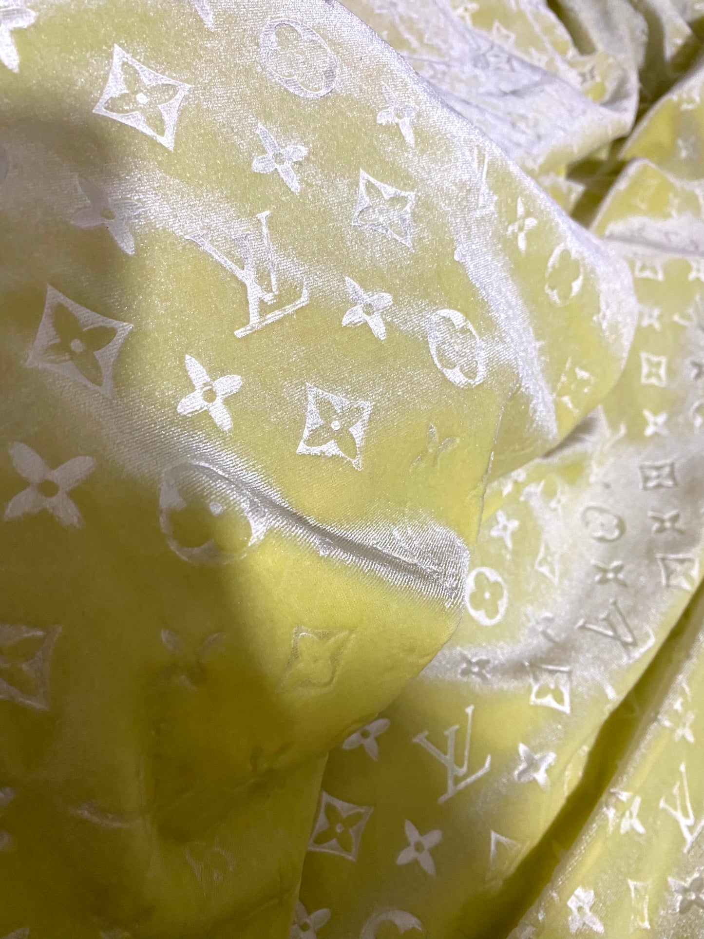 Tissu en velours Louis Vuitton jaune clair LV pour baskets personnalisées, artisanat fait main