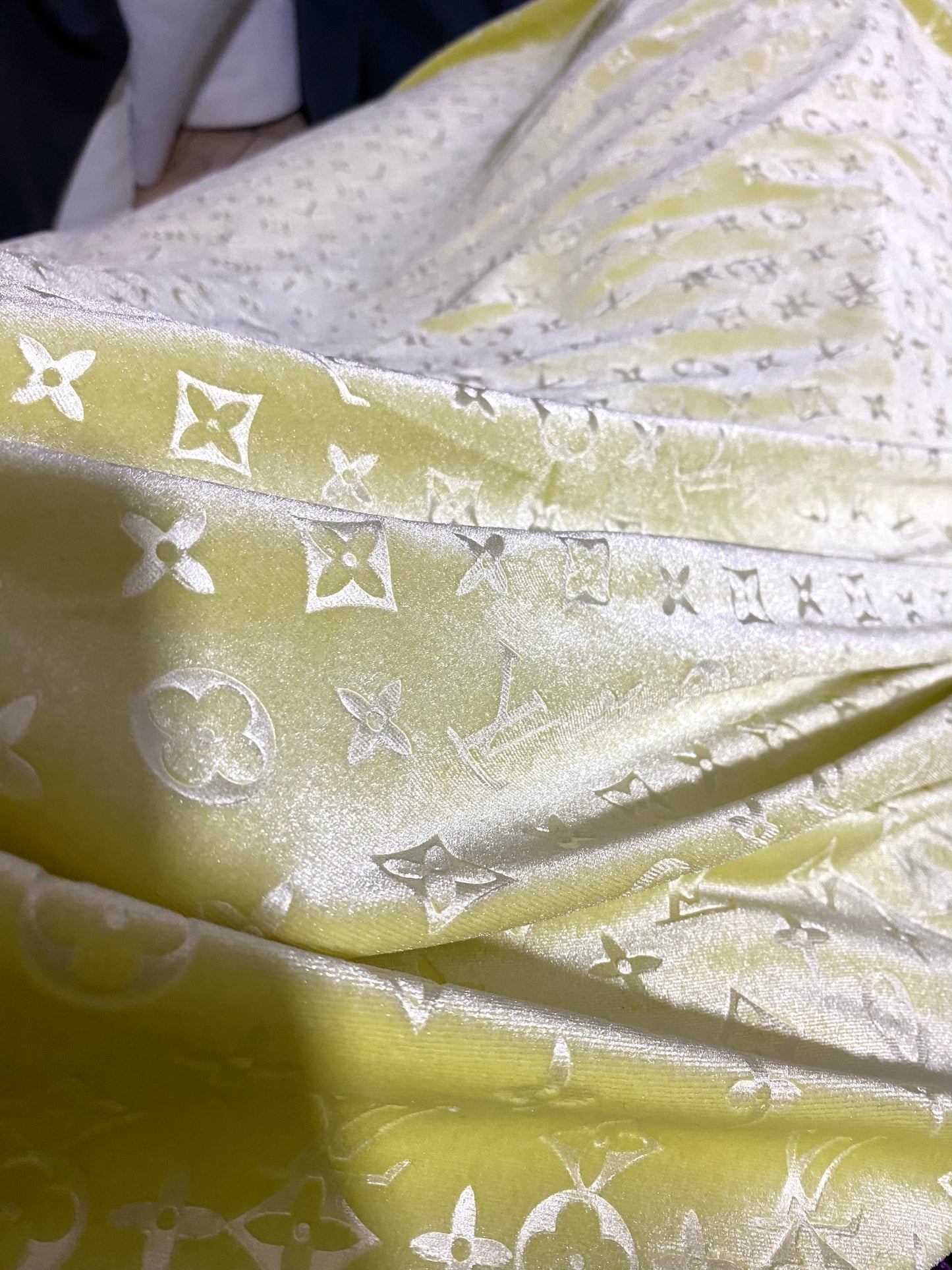 Tissu en velours Louis Vuitton jaune clair LV pour baskets personnalisées, artisanat fait main