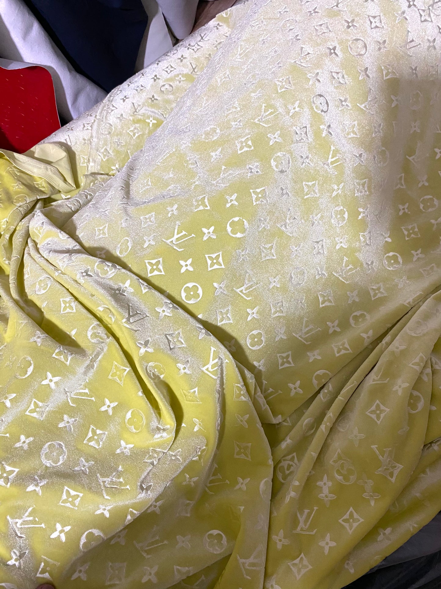 Tissu en velours Louis Vuitton jaune clair LV pour baskets personnalisées, artisanat fait main