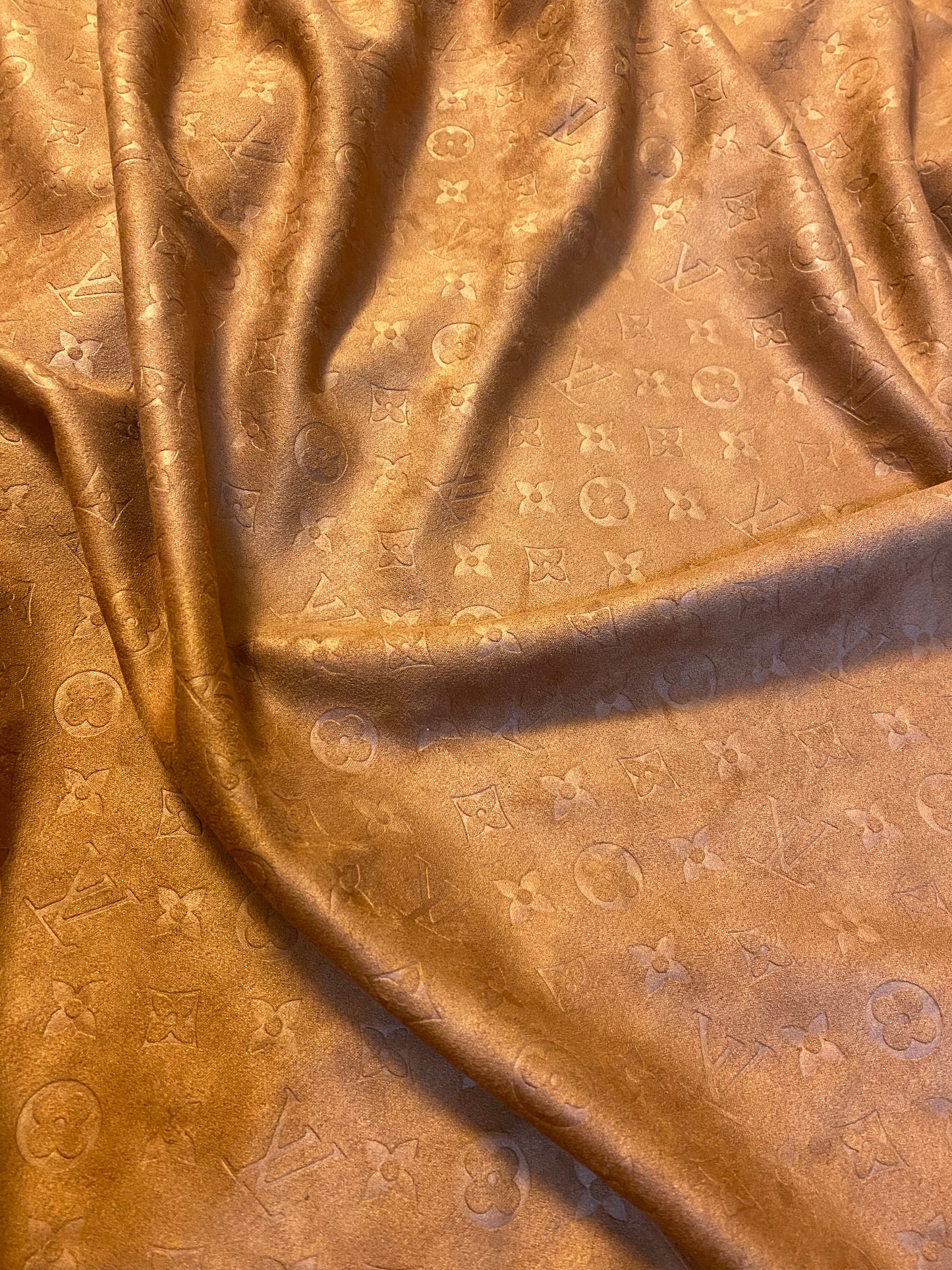 Tissu Louis Vuitton en daim marron chaud de luxe pour vêtements personnalisés faits à la main