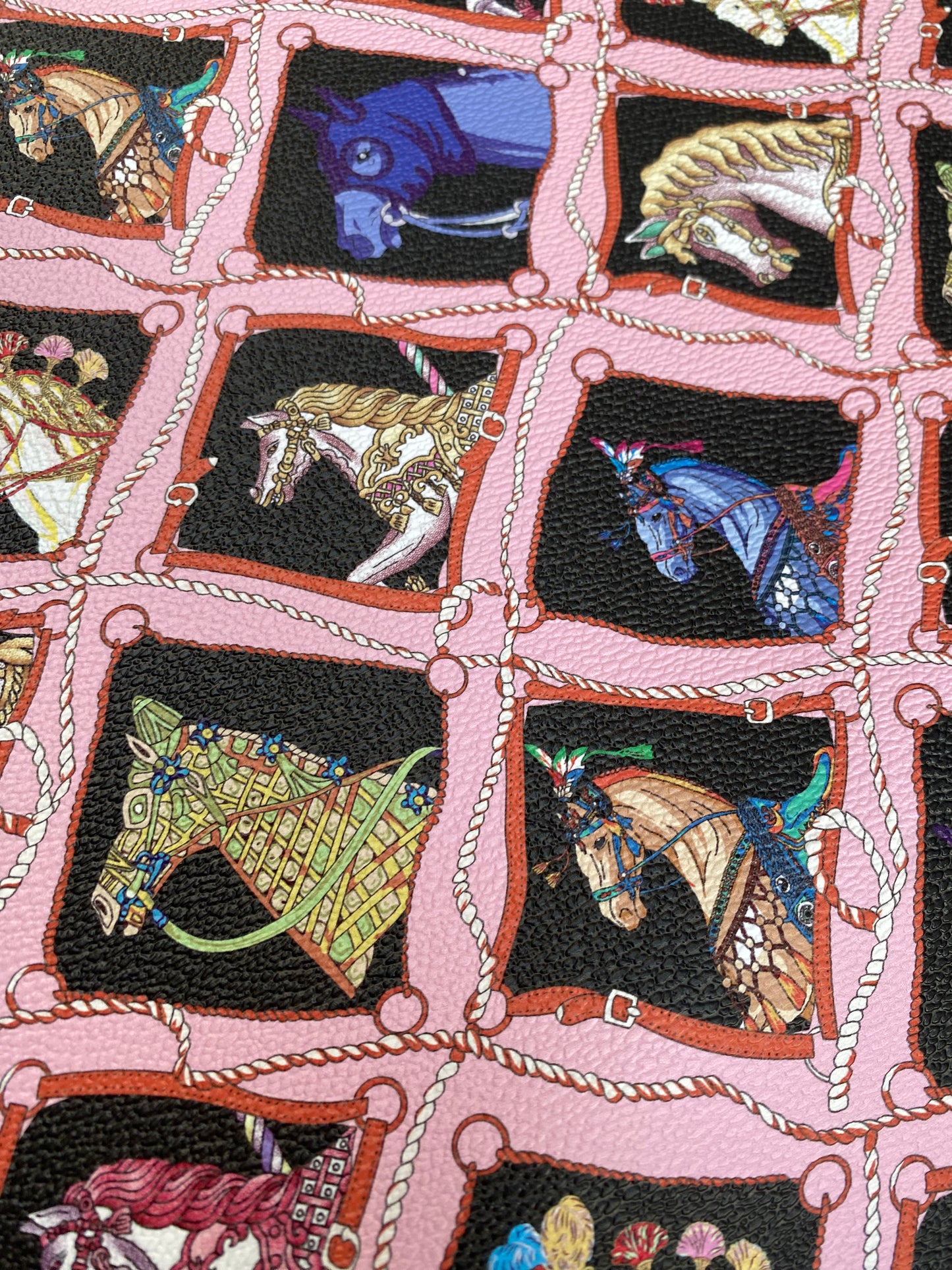 Tissu en cuir à motif de foulard de créateur Hermès pour l'artisanat fait à la main