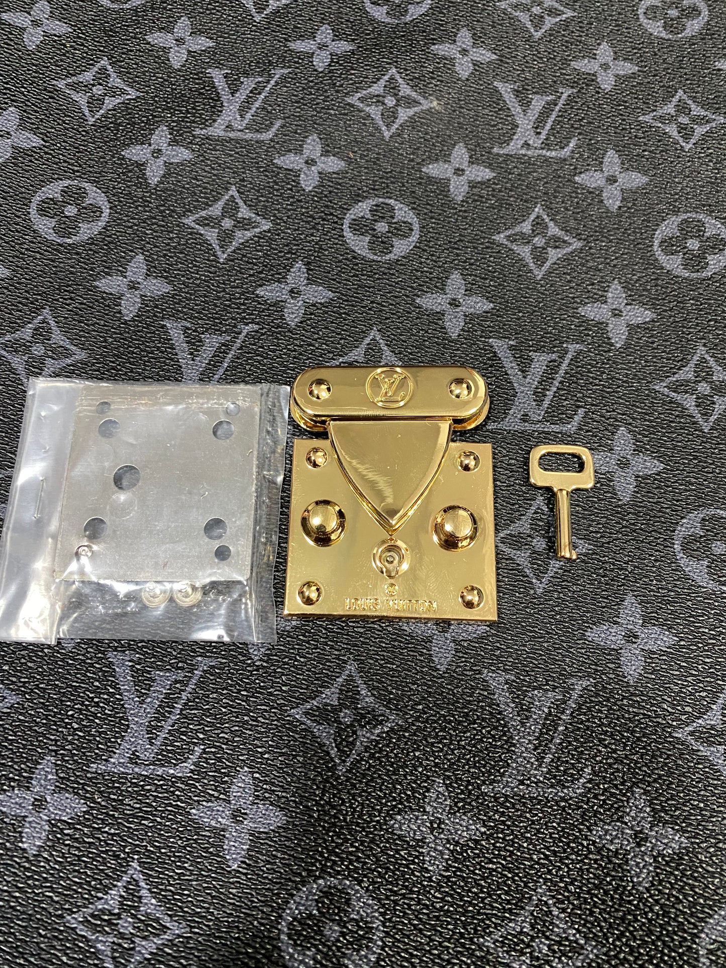 New LV Louis Vuitton Messenger Lock Accessory