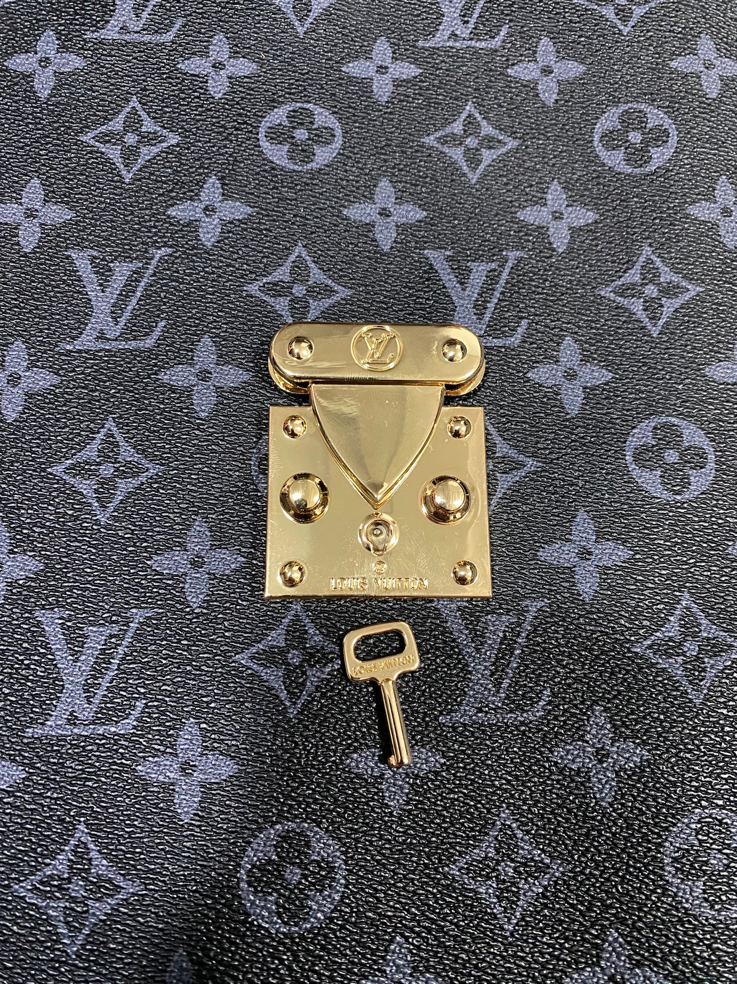 Nouvel accessoire de verrouillage pour sac messager LV Louis Vuitton