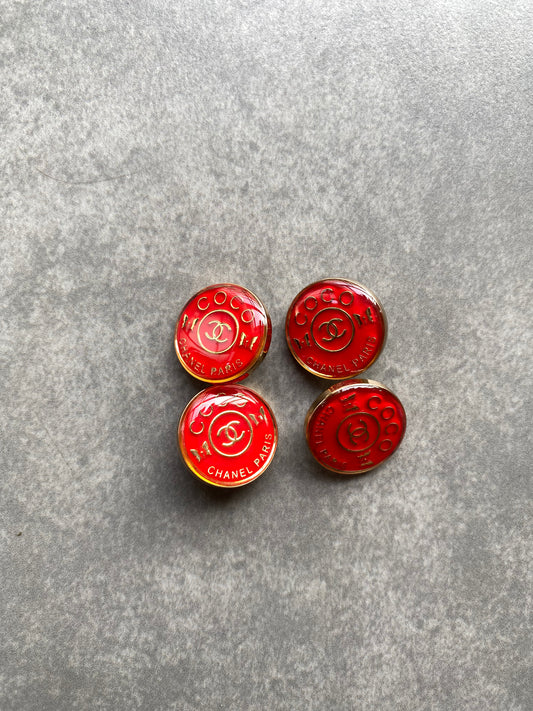 Bouton de créateur Chanel vintage rouge accessoire vestimentaire au détail