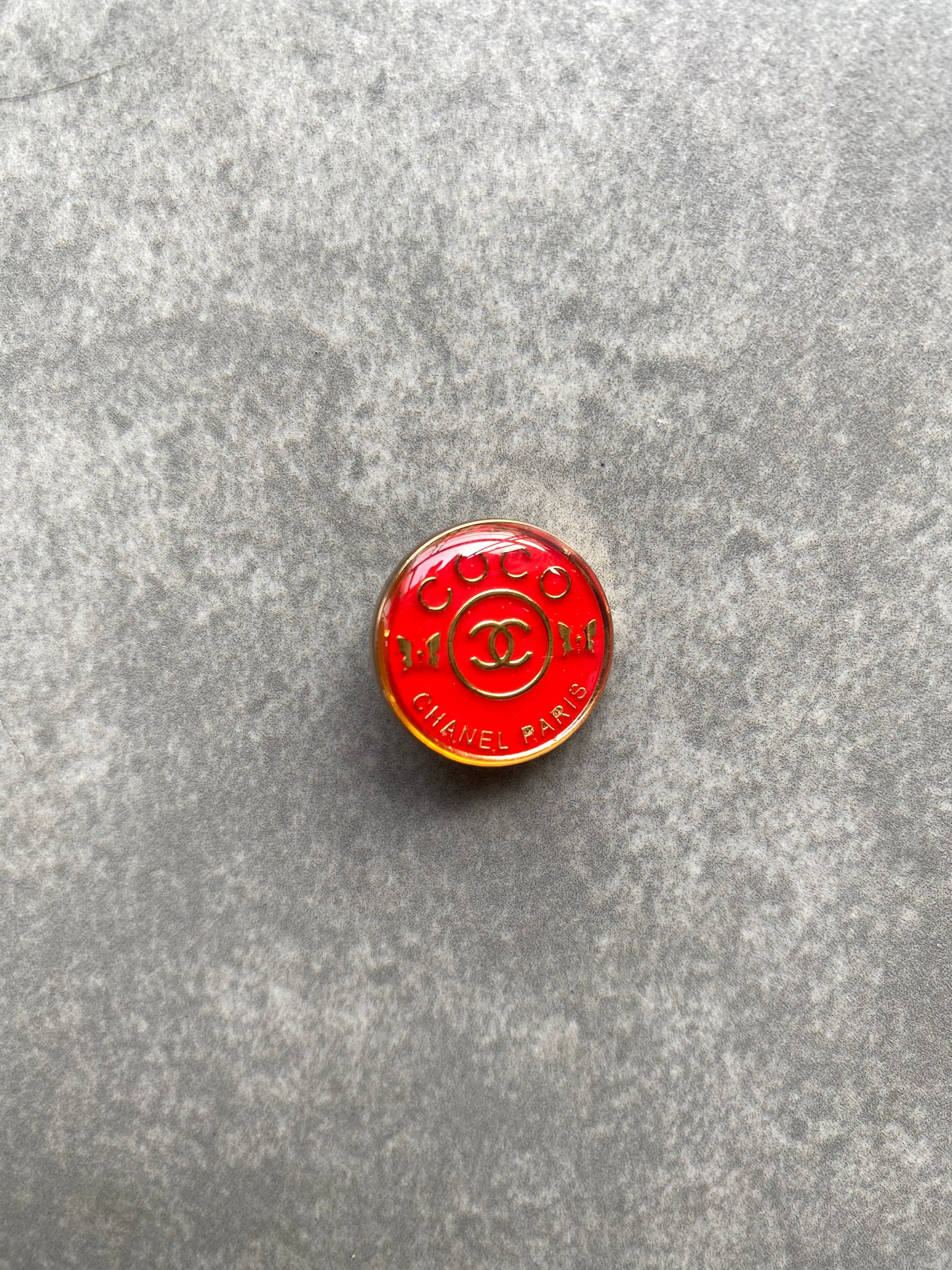 Bouton de créateur Chanel vintage rouge accessoire vestimentaire au détail