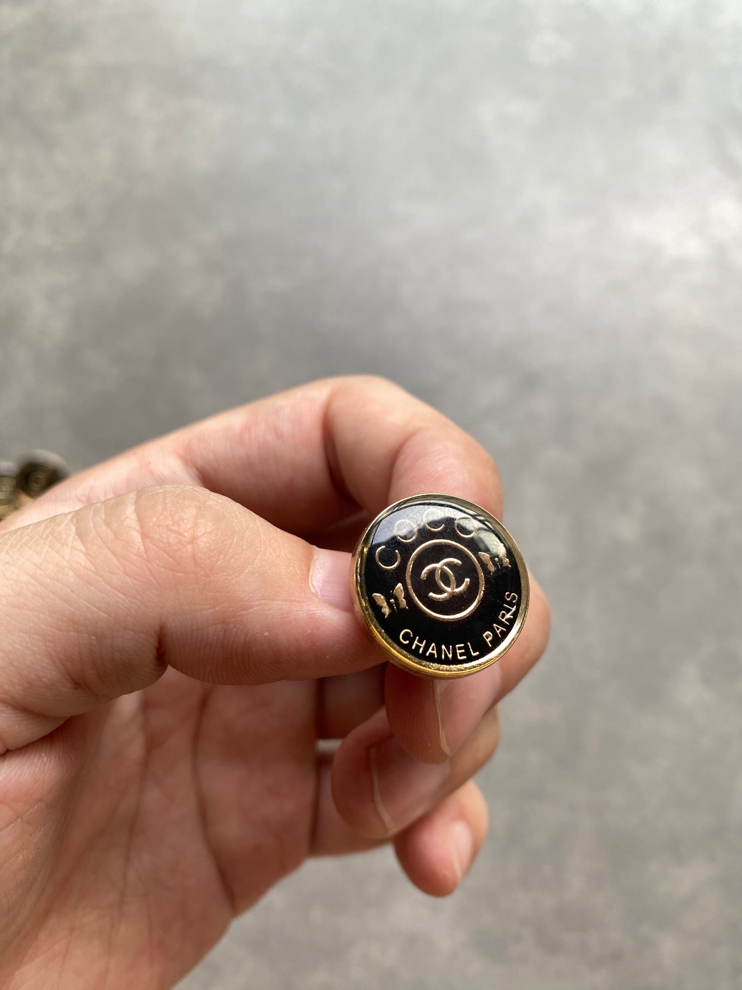 Bouton Chanel vintage noir pour projets de bricolage faits à la main, artisanat, vêtements personnalisés