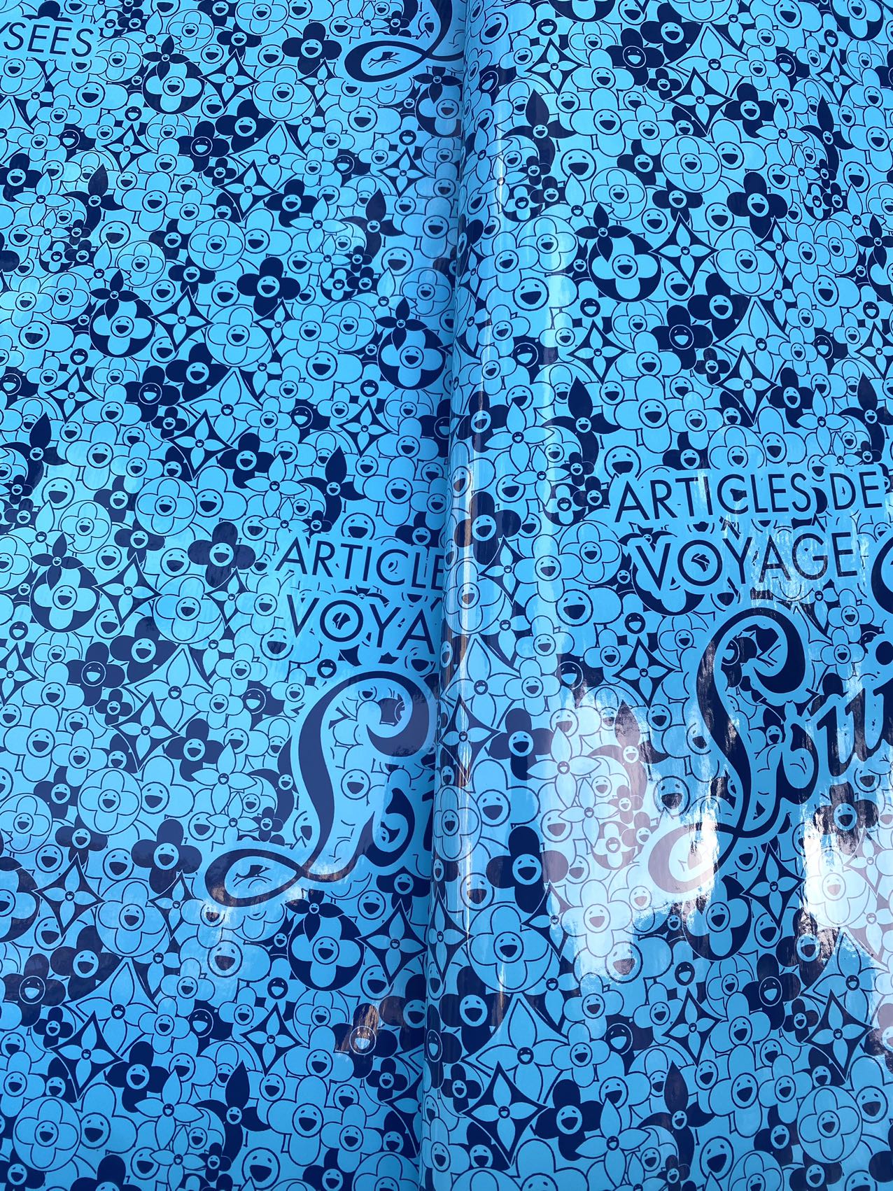 Klares, reflektierendes blaues Louis Vuitton Murakami Takashi-Taschenleder für DIY-Nähprojekt