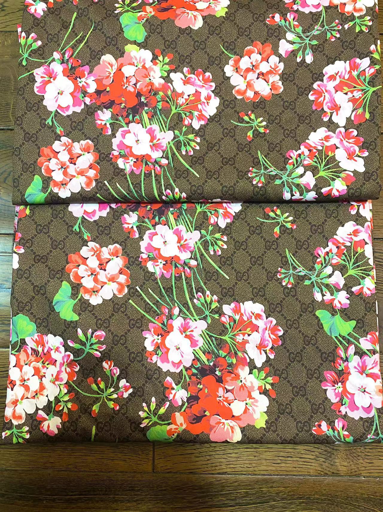 Klassischer Sommer-Baumwollstoff mit Gucci-Blumen für handgefertigte DIY-Bastelkleidung