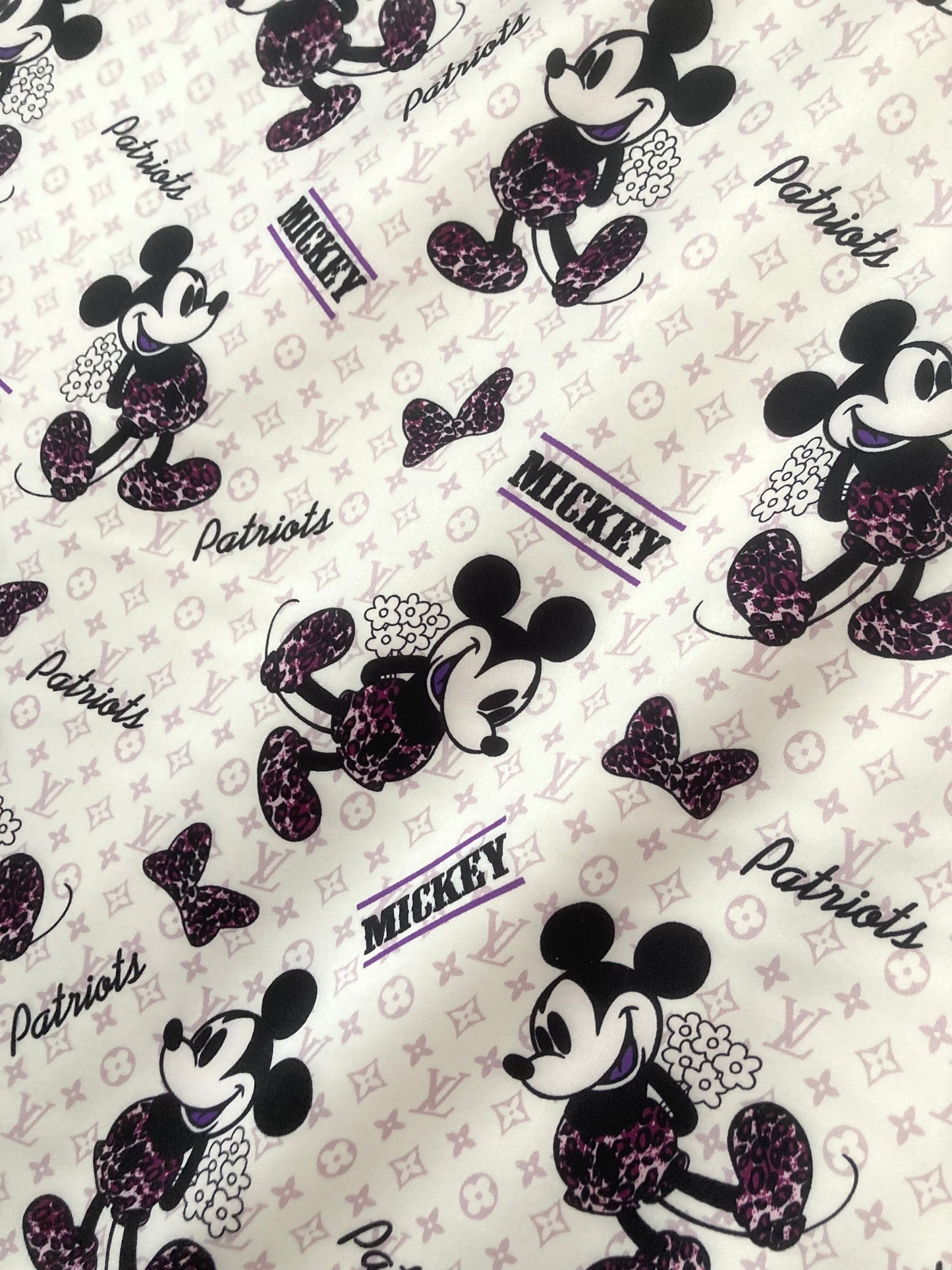 Tissu satiné Mickey Mouse LV Satin pour rembourrage personnalisé DIY