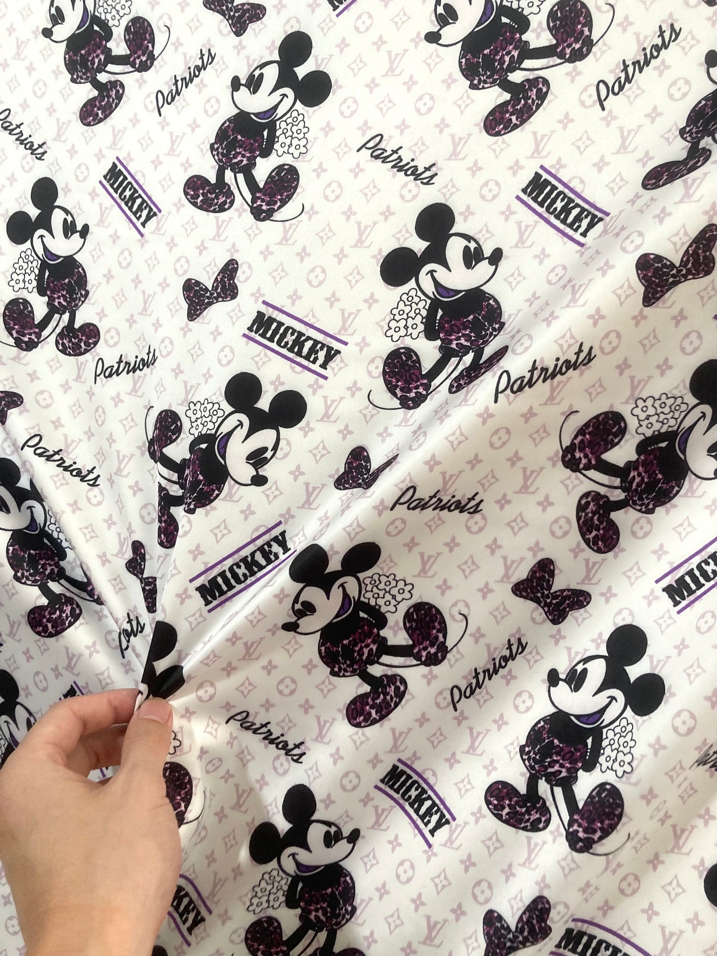 Tissu satiné Mickey Mouse LV Satin pour rembourrage personnalisé DIY