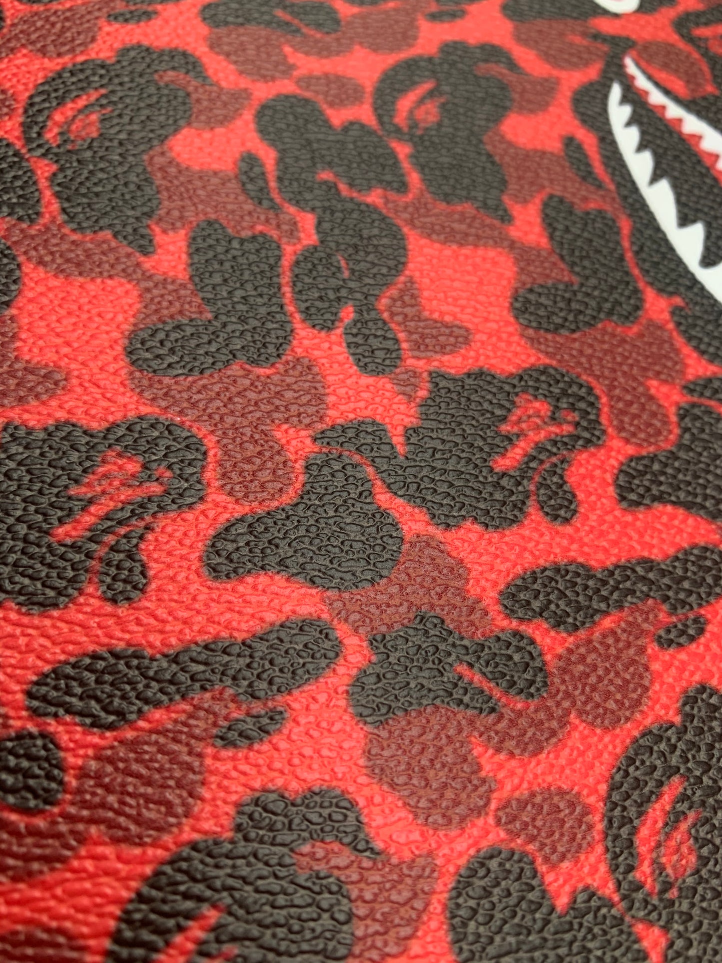 Benutzerdefinierter roter Bape Shark aus Leder für handgefertigte Sneaker-Polsterung