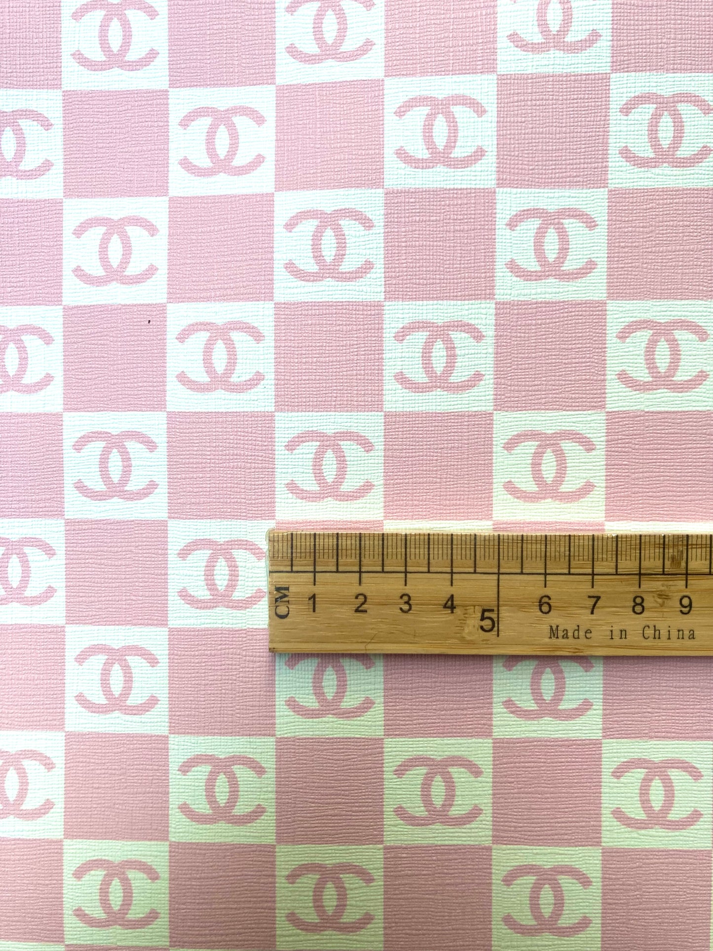 Kleines rosa-weißes Chanel-Vinyl für individuelle Handarbeit