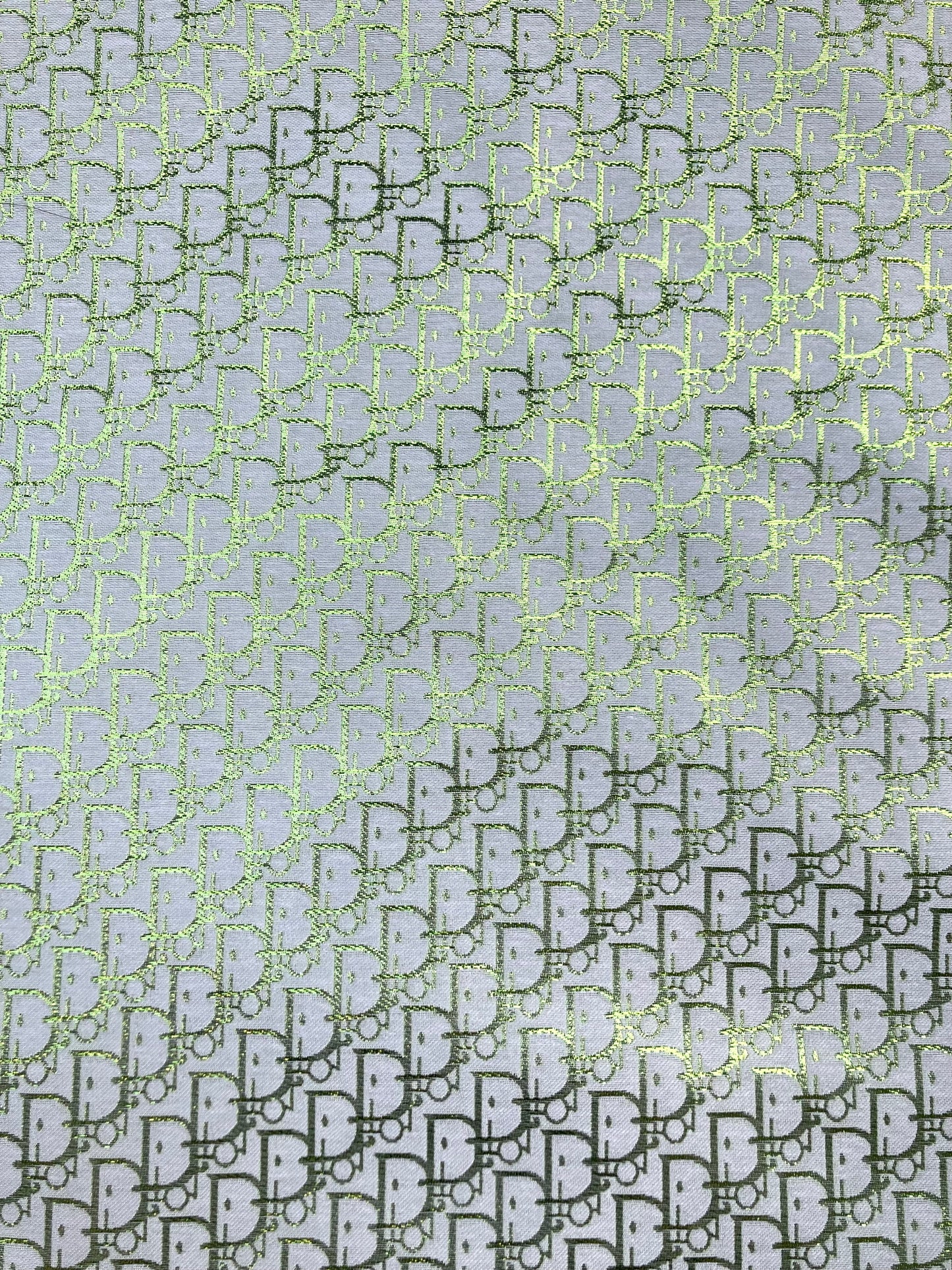 Tissu artisanal vert brillant Dior pour couture personnalisée