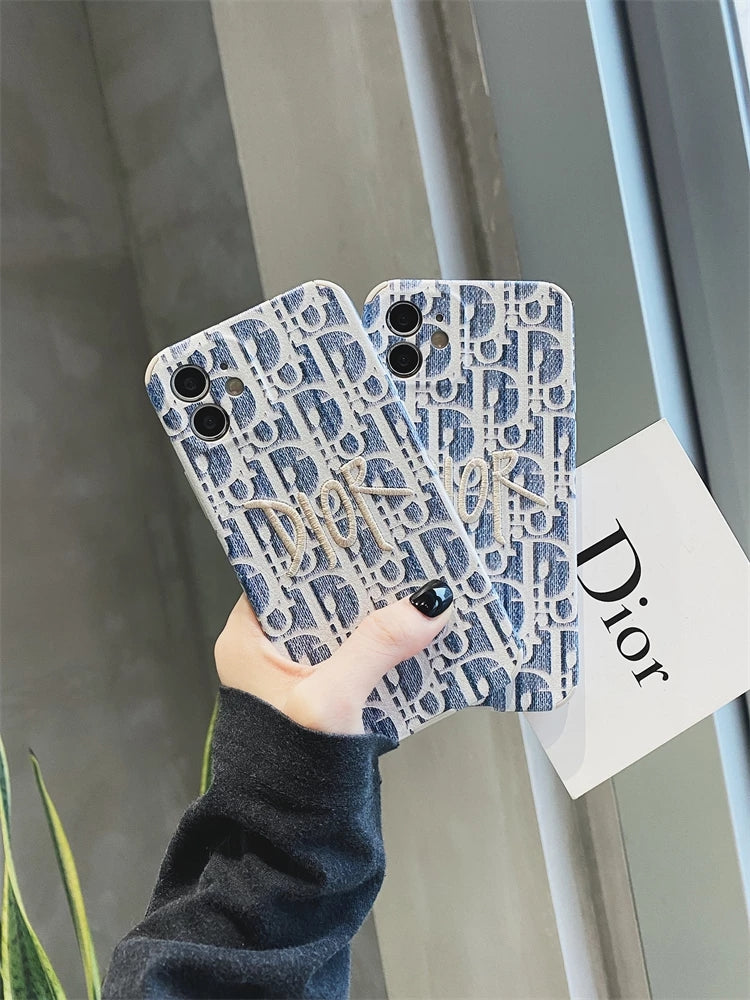 Coques pour iPhone en tissu avec broderie bleue Dior et logo doré.