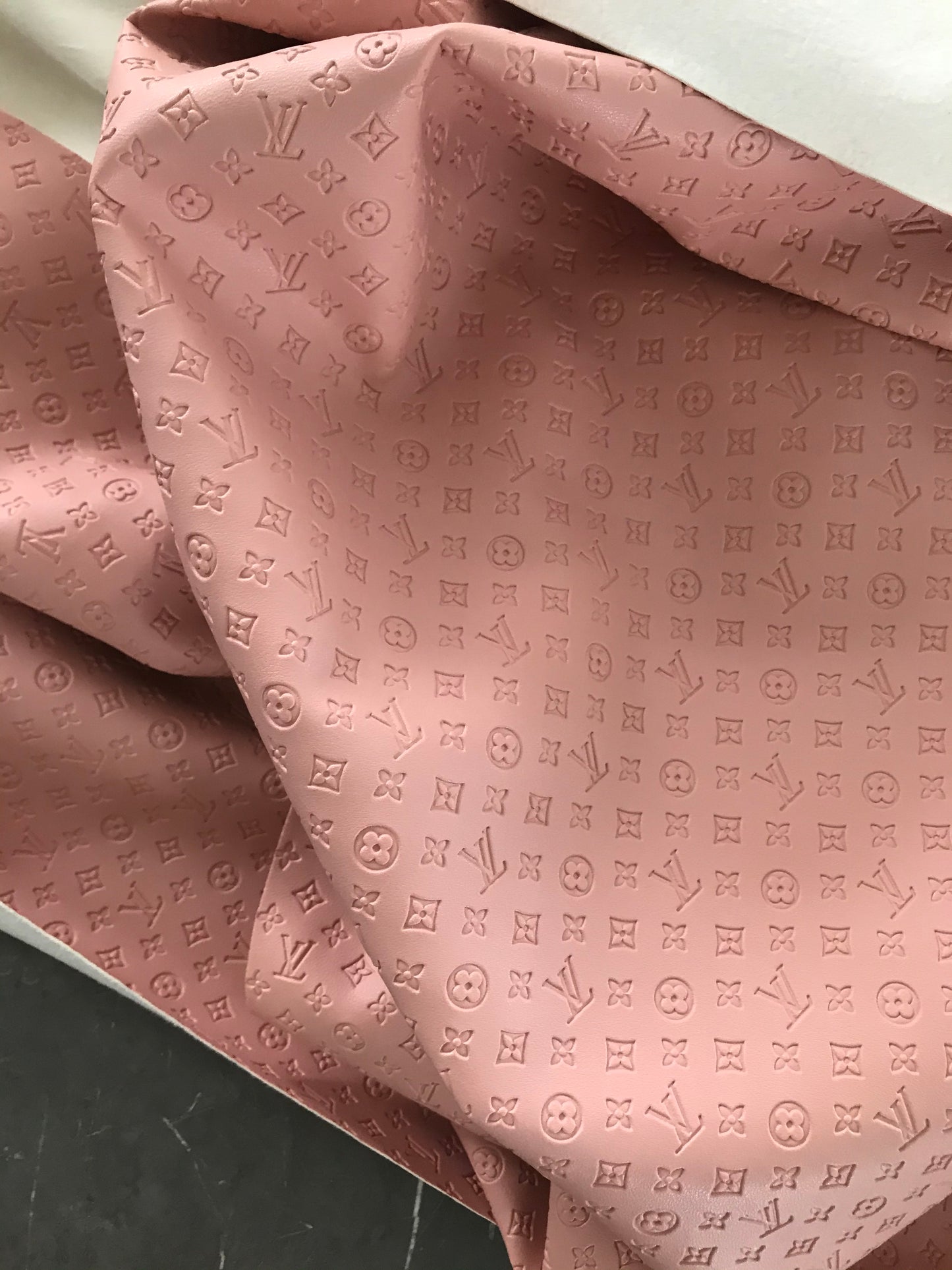 Rosa Louis Vuitton-Kunstlederstoff mit geprägtem Kleinbuchstaben für Autopolster