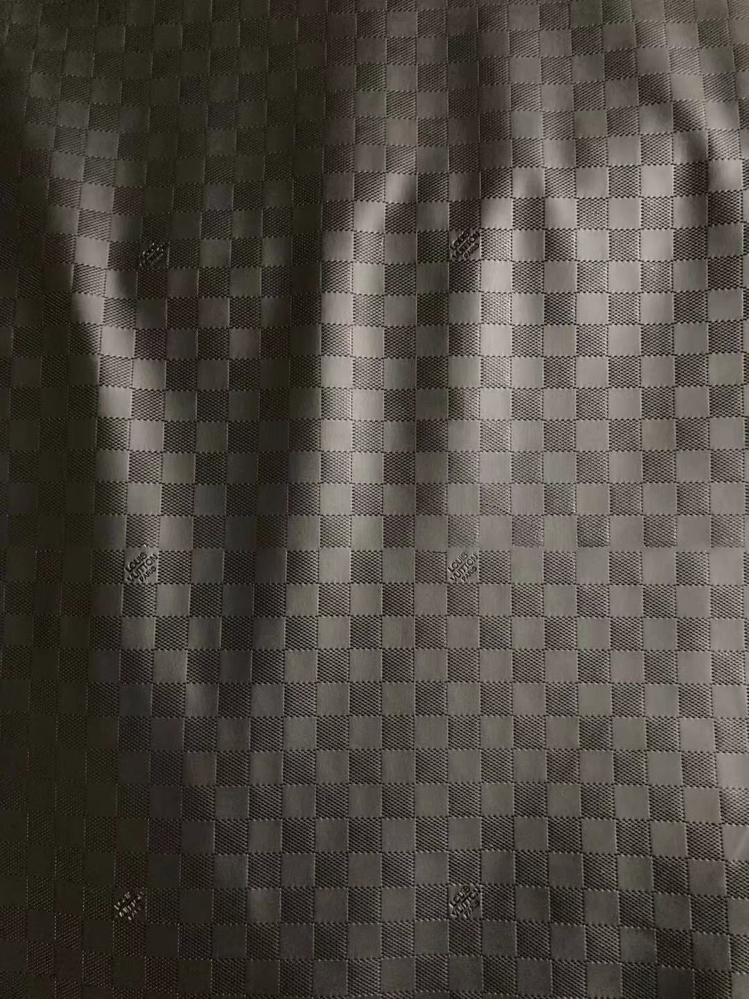 Strukturiertes schwarzes weiches Leder mit LV Damier Check-Prägung