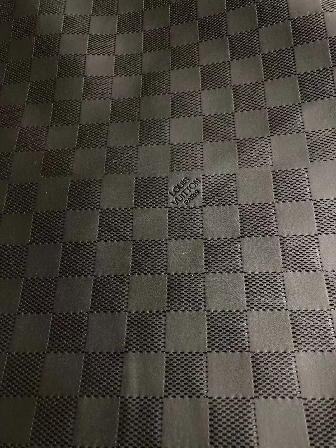 Strukturiertes schwarzes weiches Leder mit LV Damier Check-Prägung