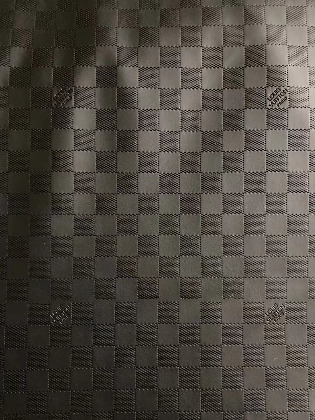 Strukturiertes schwarzes weiches Leder mit LV Damier Check-Prägung