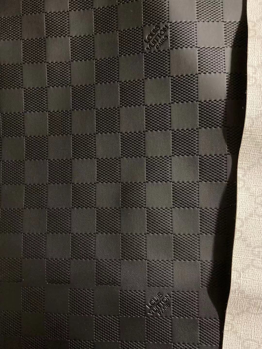 Strukturiertes schwarzes weiches Leder mit LV Damier Check-Prägung