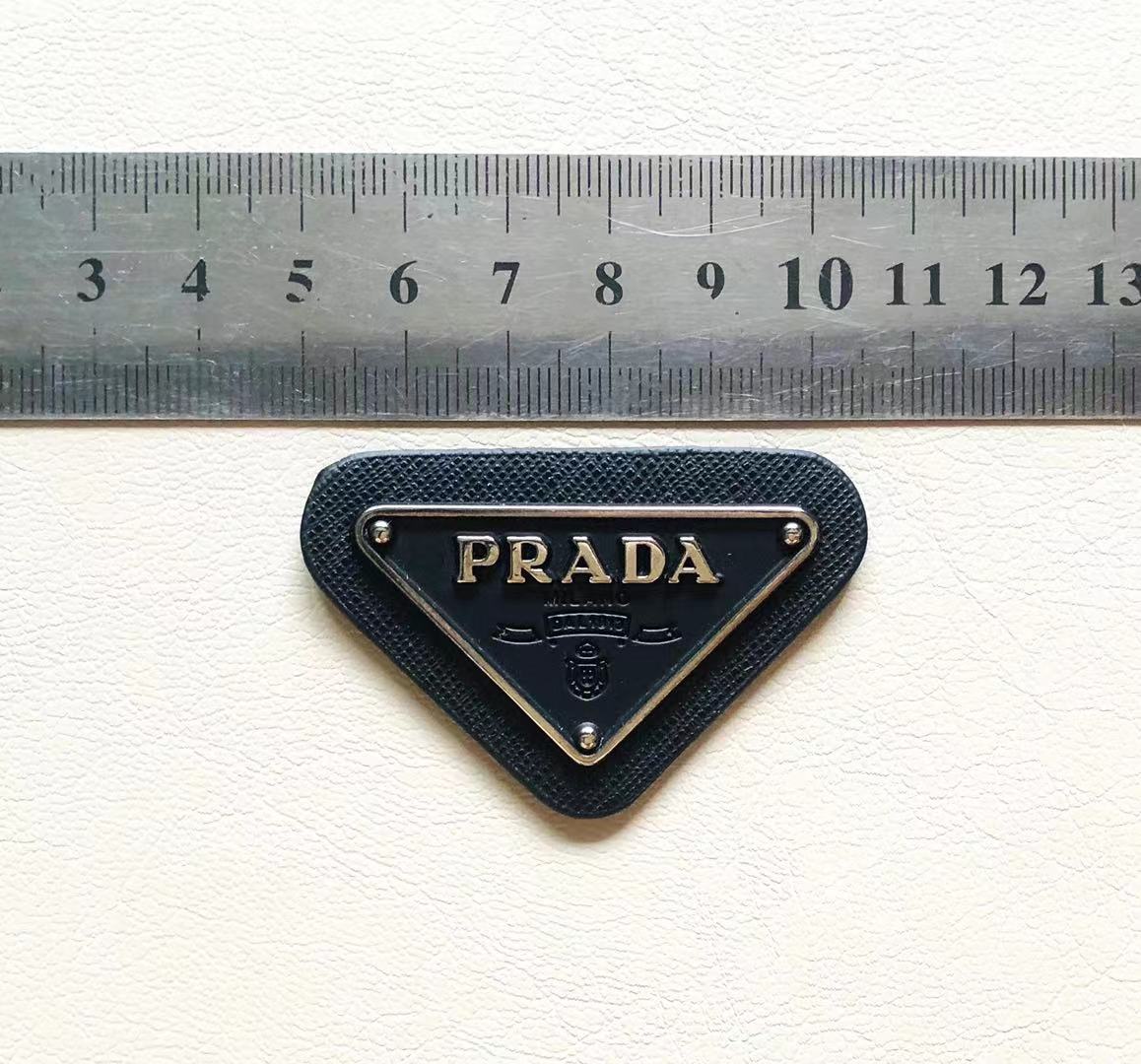 Prada Patches Metallabzeichen