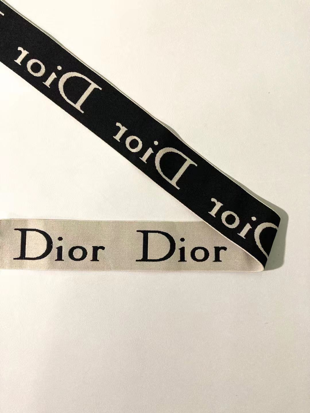 Cremefarbene elastische Träger mit Dior-Buchstaben