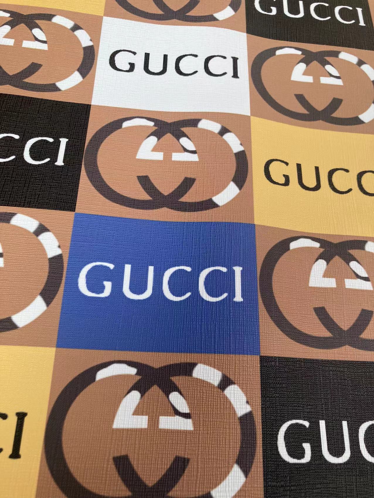 Symbole carré Gucci coloré en cuir et vinyle pour personnalisation