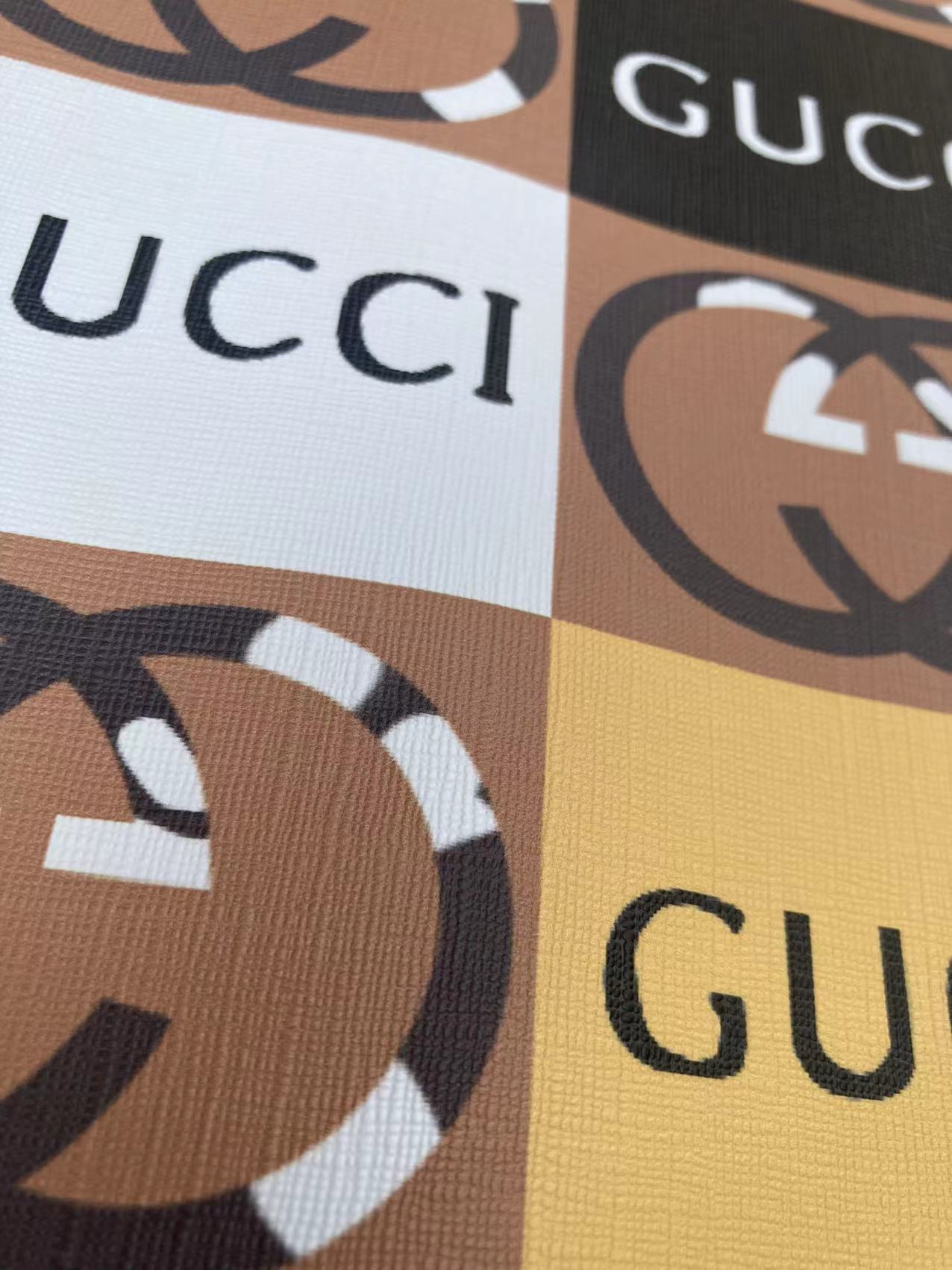 Symbole carré Gucci coloré en cuir et vinyle pour personnalisation