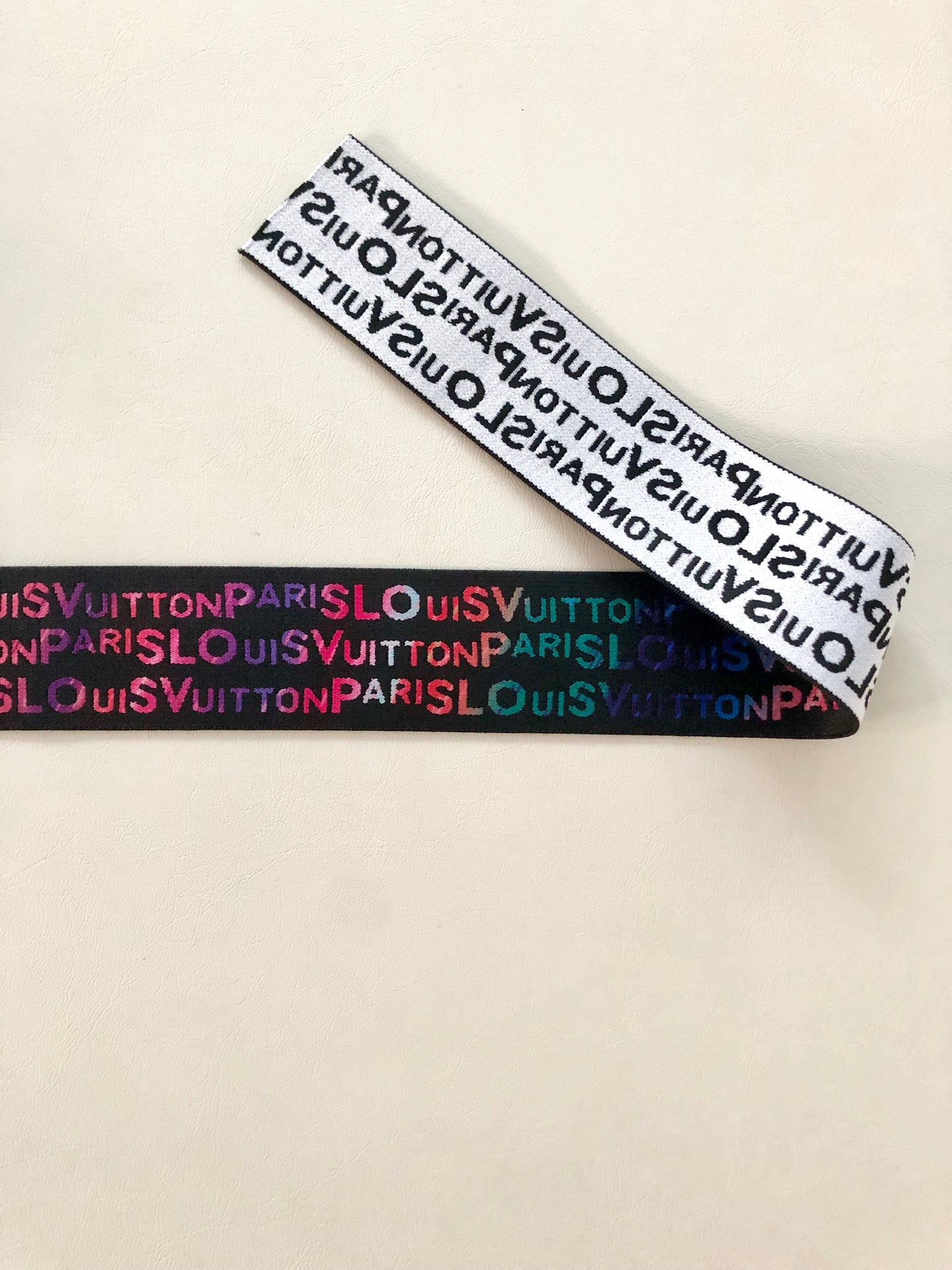 Bunte elastische Bandriemen mit LV-Buchstaben